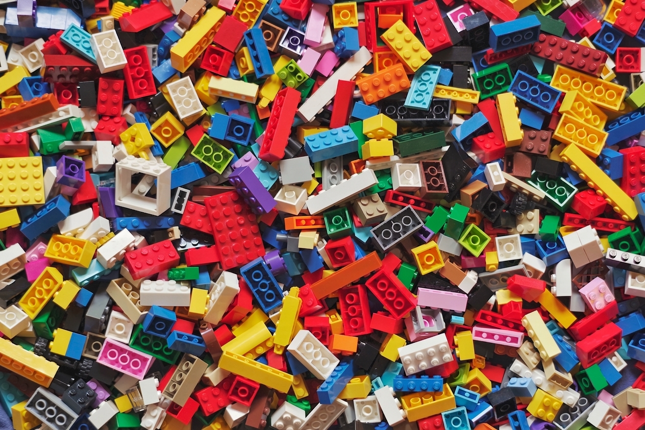 Illustration d'un tas de blocs Lego en désordre