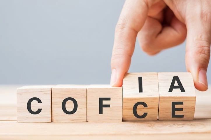 Les mots « Vérité » et « Confiance » écrits avec des blocs de bois