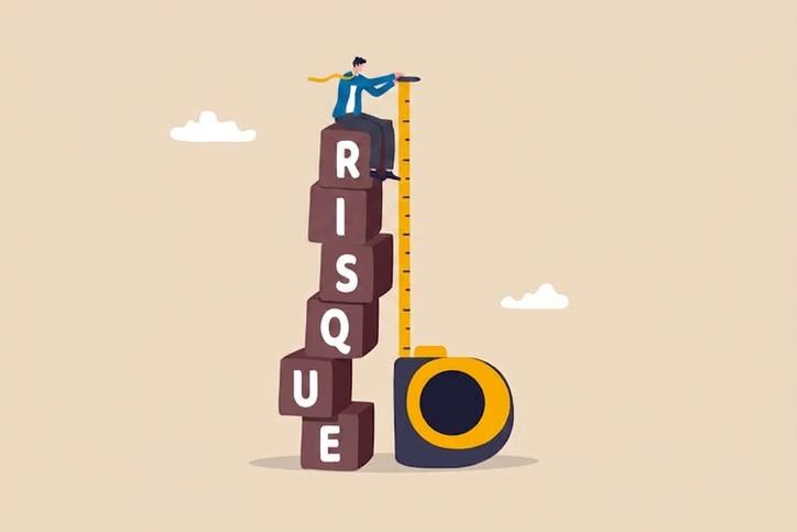 Dessin d'un homme debout sur des blocs formant « Risque », mesurant la hauteur du risque