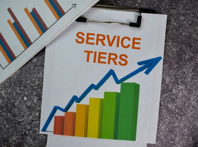 Les mots « Service de tiers » sur un tableau à pince