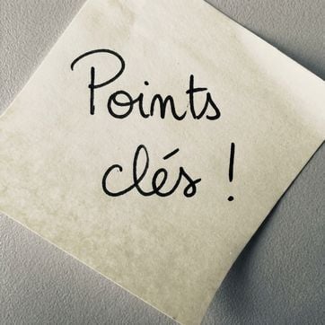 Un papillon autocollant avec le mot éléments clés