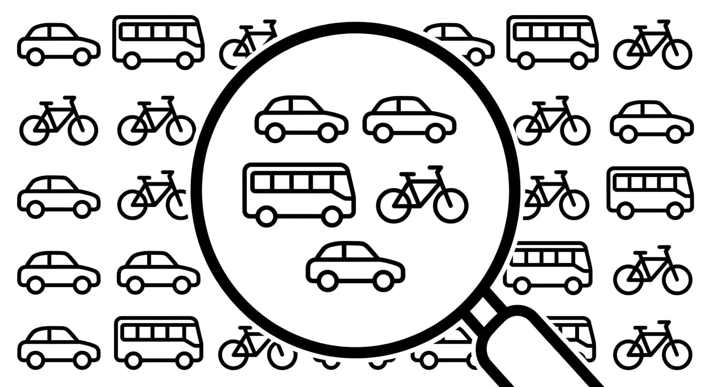 2 voitures, 1 bus, 1 vélo entourés d’autres voitures, bus et vélos