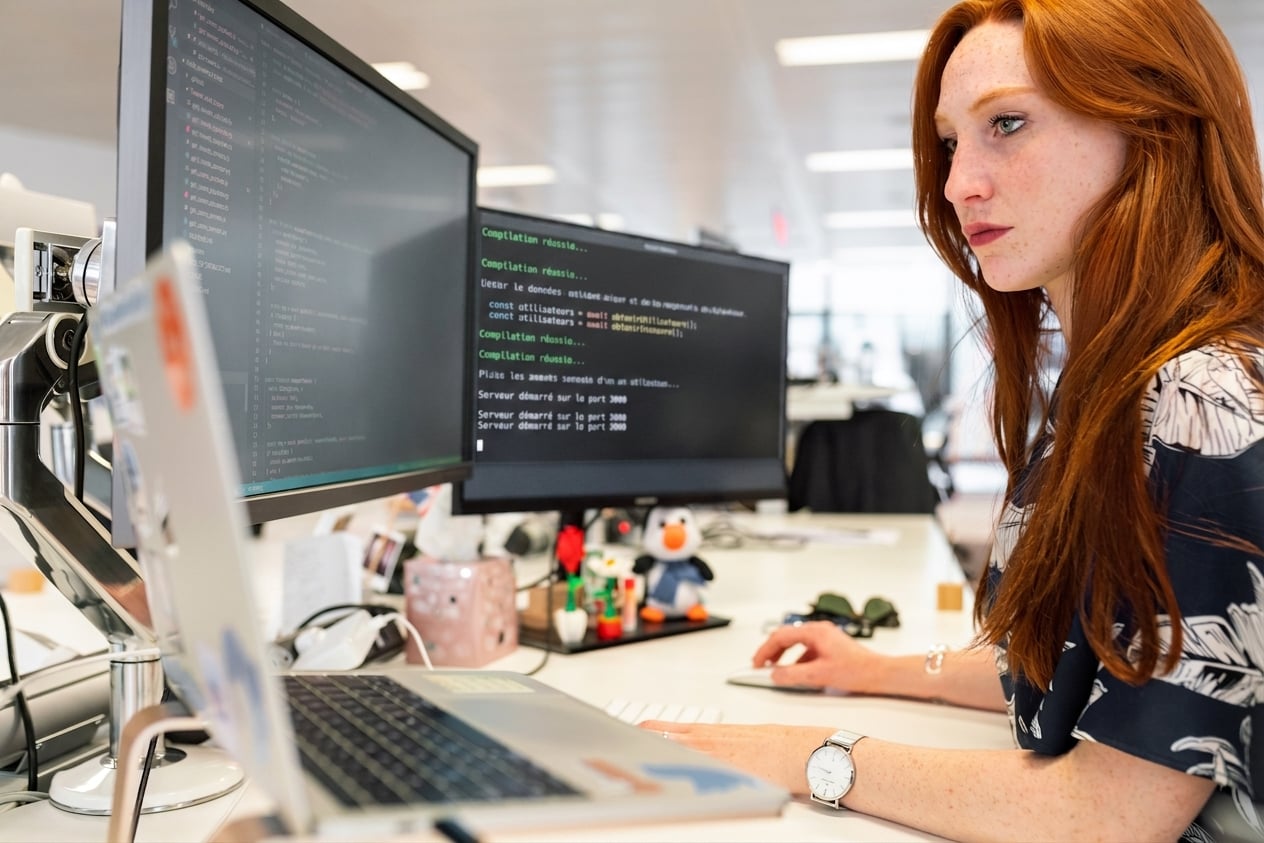 woman_programming_at_a_desk.jpg