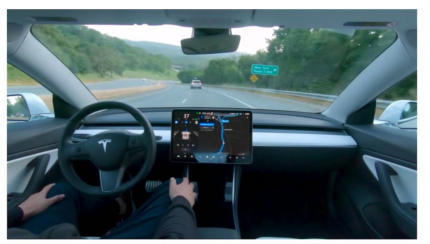 Une image présentant la voiture autonome de Tesla.