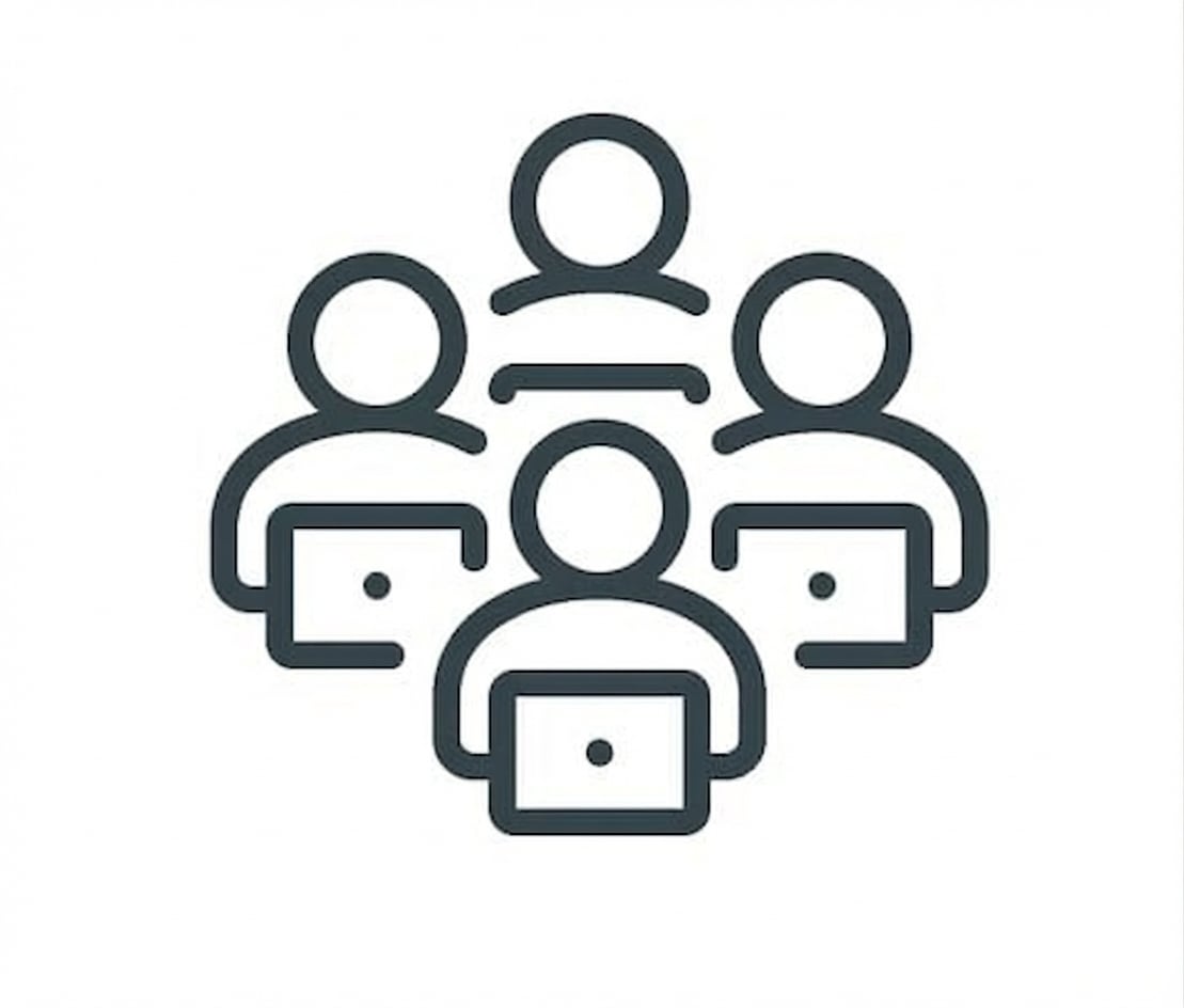 Équipe travaillant sur des ordinateurs pour étiqueter des données