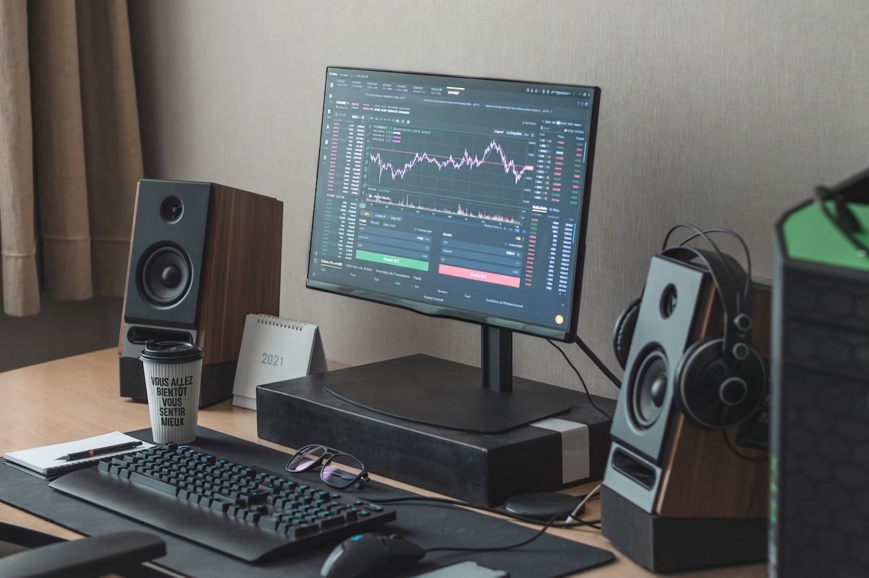 Un ensemble de haut-parleurs et un écran avec un logiciel de traitement audio.