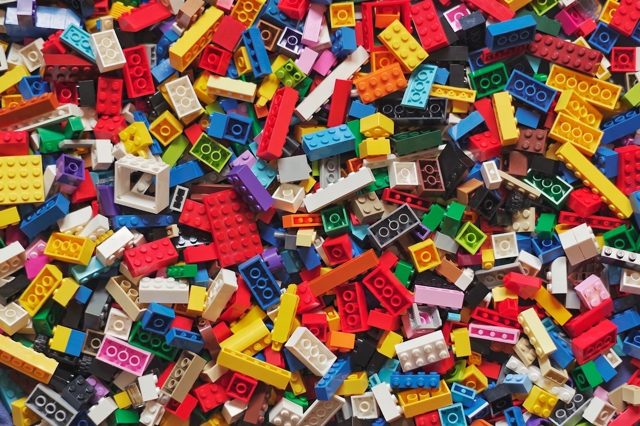 Une illustration d'un tas de blocs lego désordonnés