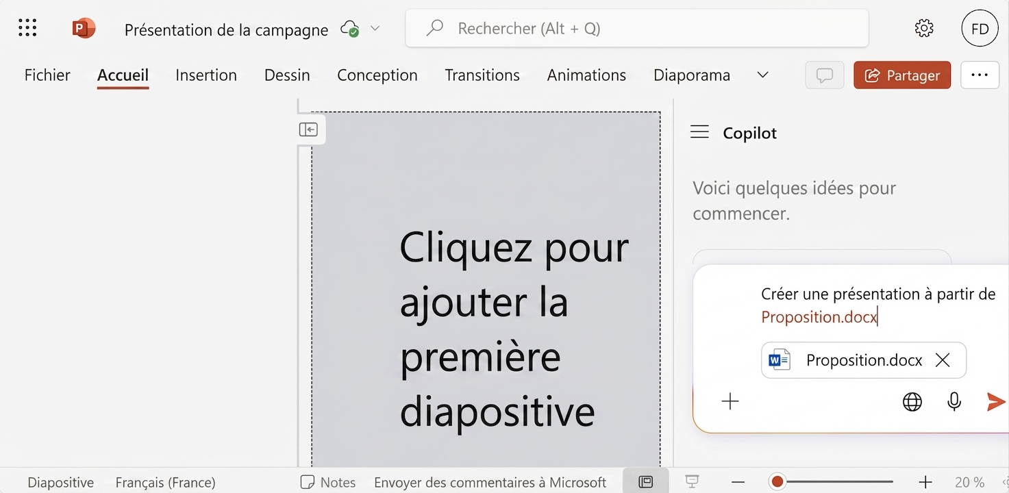 Un screenshot d'un document PowerPoint vierge avec le chat Copilot ouvert sur le côté.