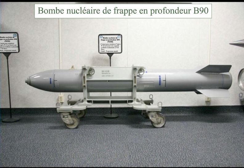 Image d'une bombe nucléaire non détonée dans un musée
