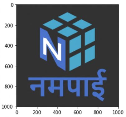 वही NumPy लोगो, लेकिन सफेद की जगह डार्क ग्रे बैकग्राउंड के साथ