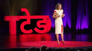 TED टॉक में प्रस्तुति देती महिला