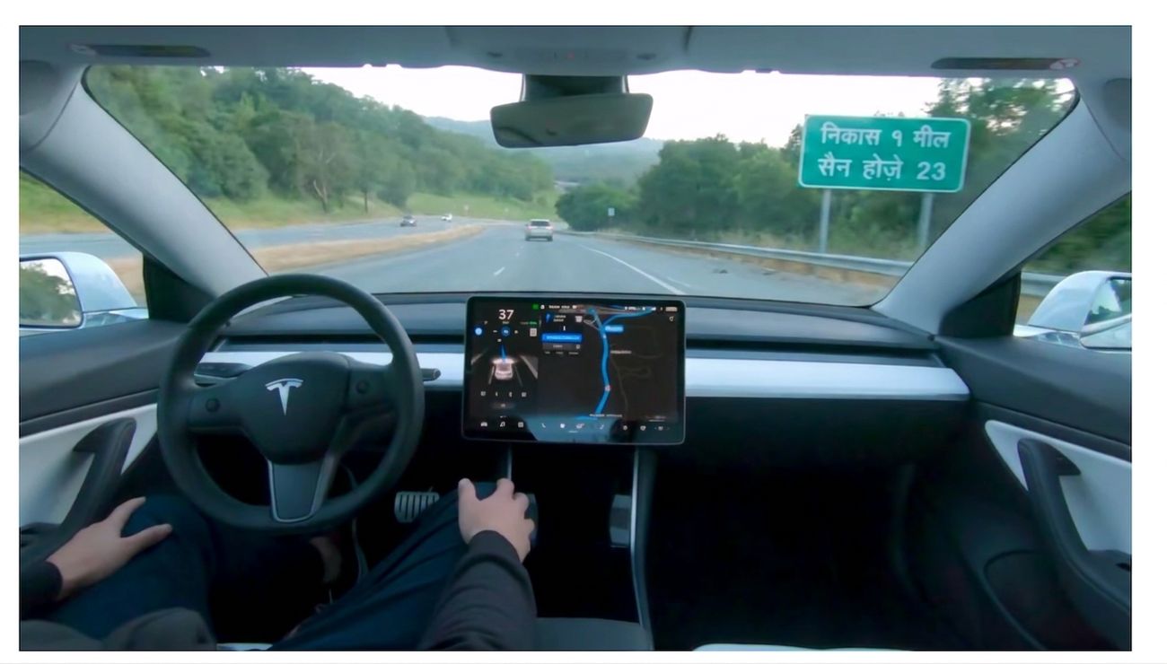Tesla की सेल्फ-ड्राइव कार दिखाने वाली छवि.