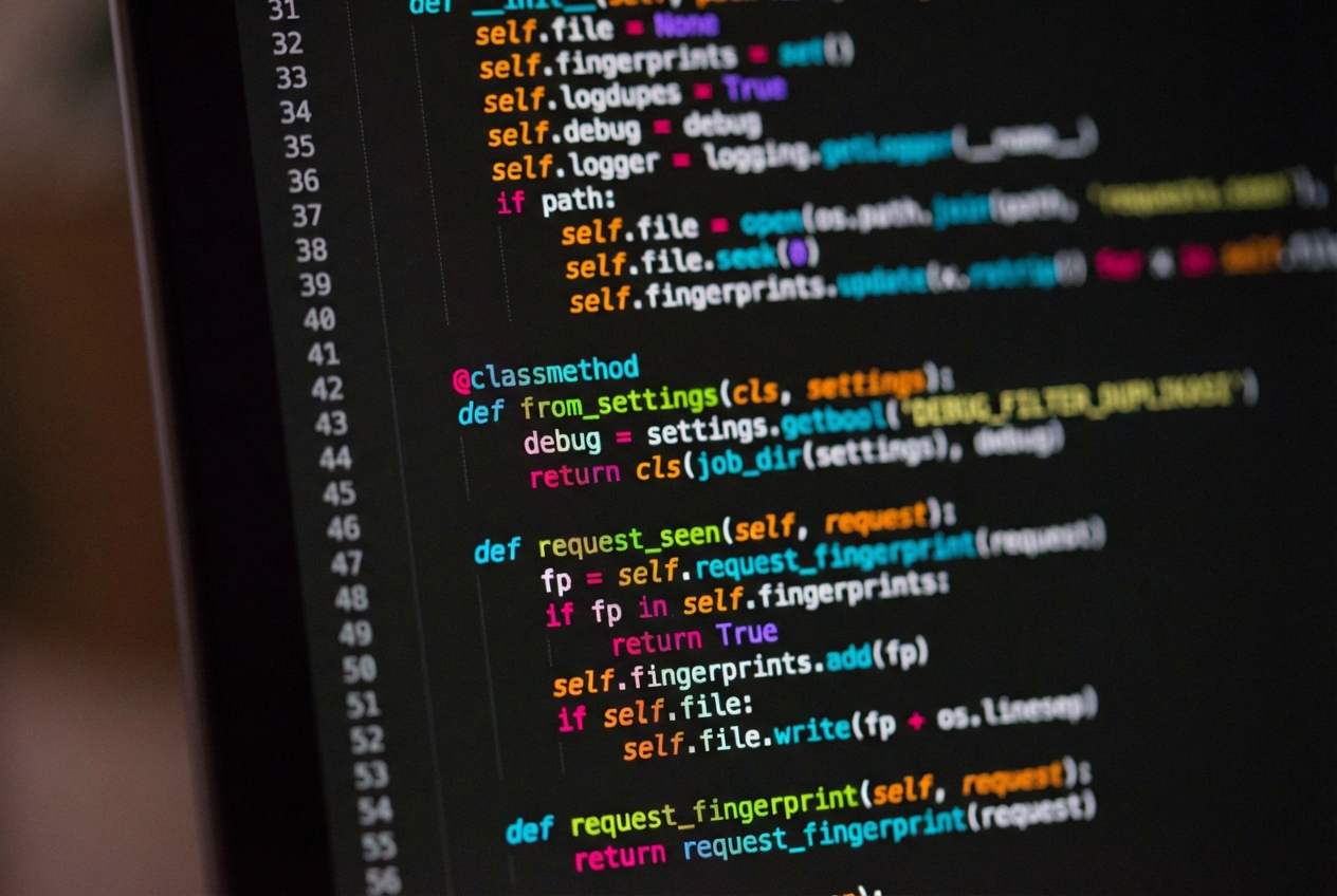 Gambar laptop dengan kode python di layar