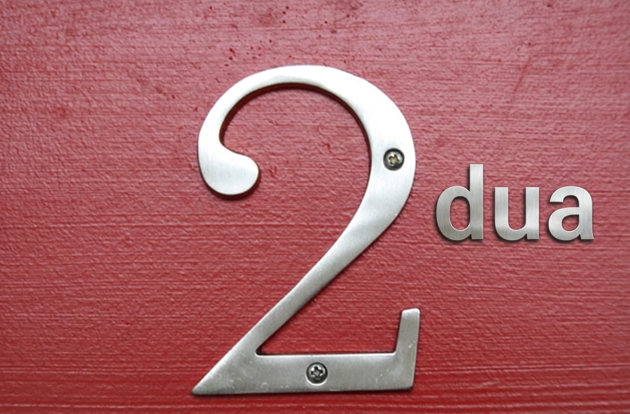 Gambar angka dua di latar cokelat