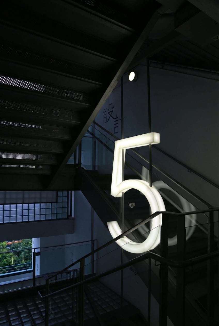 Gambar angka tiga di latar hitam