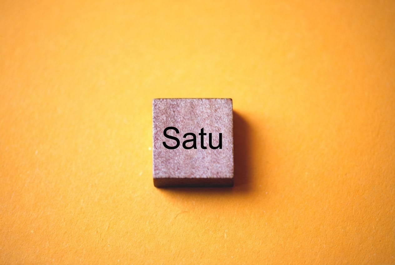 Gambar angka satu di latar oranye