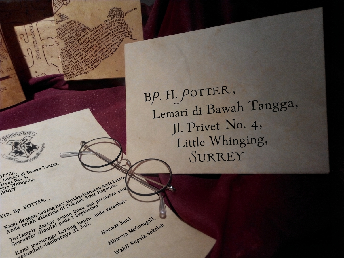 amplop dengan alamat Harry Potter