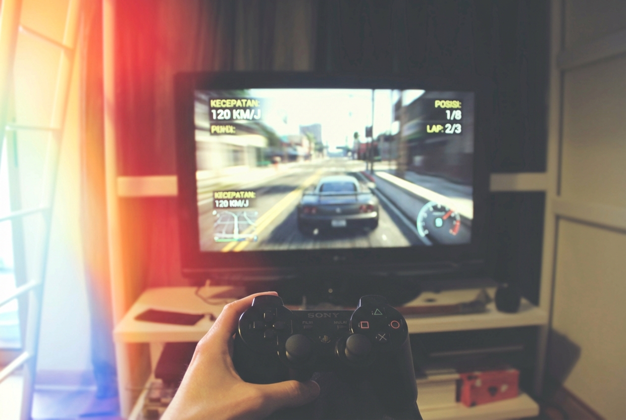 Konsol gim dengan permainan balap