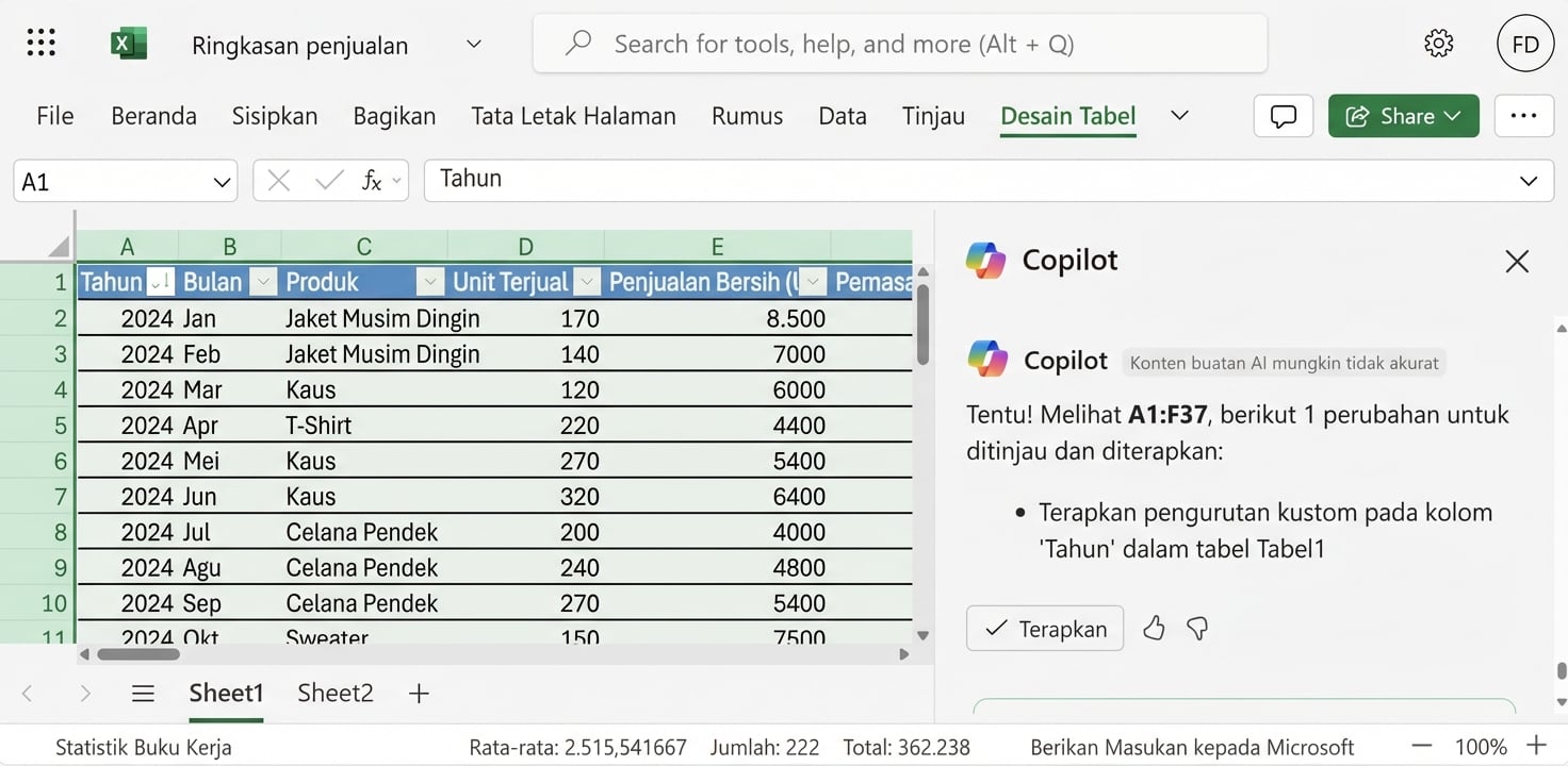 Dokumen Excel yang terbuka menampilkan data produk pakaian dan obrolan Copilot yang terbuka di sampingnya, berisi permintaan pengguna untuk mengurutkan berdasarkan kolom Tahun.