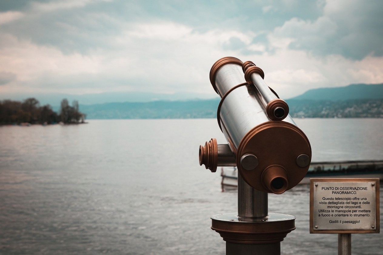 un telescopio affaccia su un lago