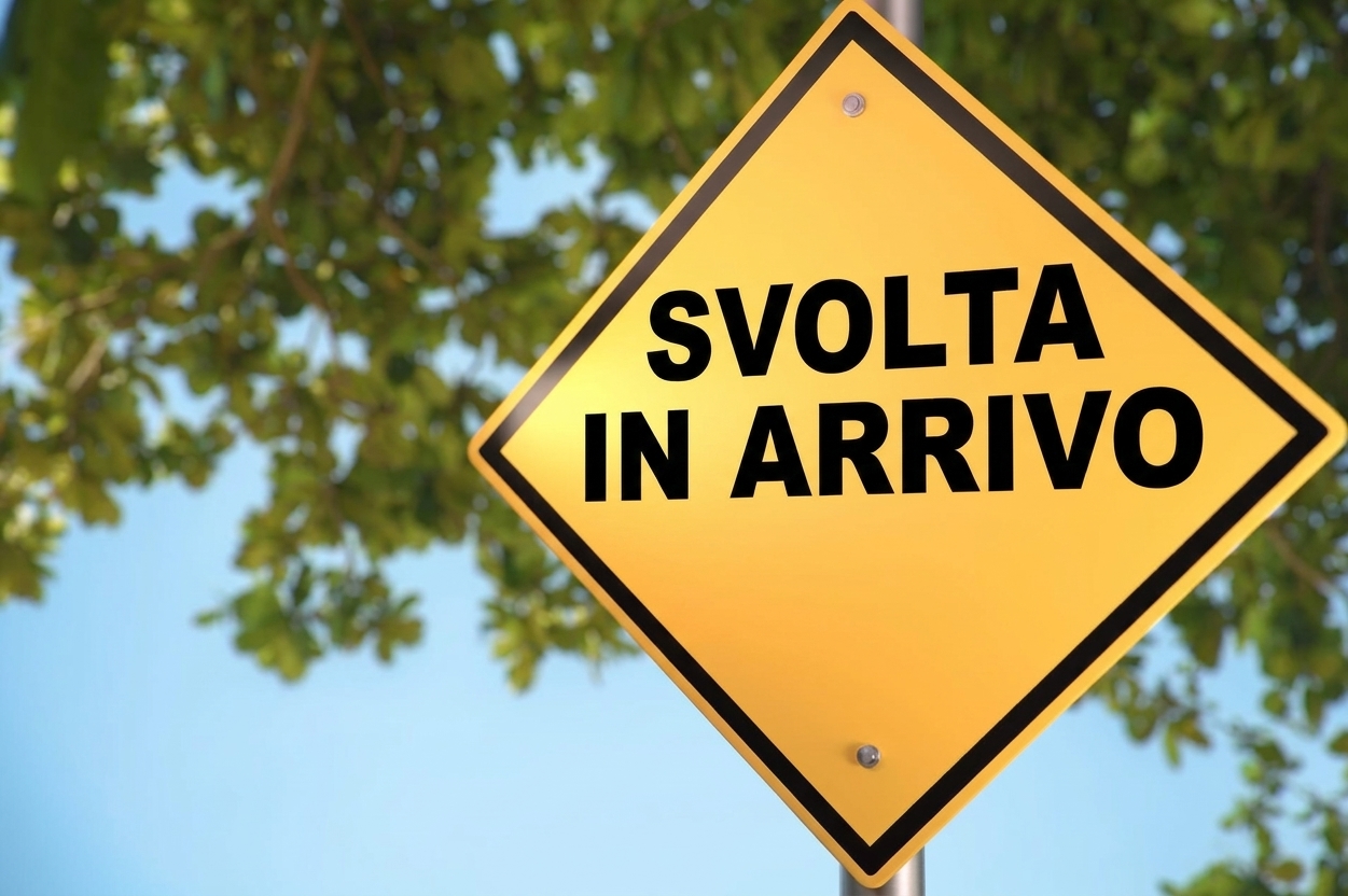 Un cartello stradale con scritto svolta epocale più avanti