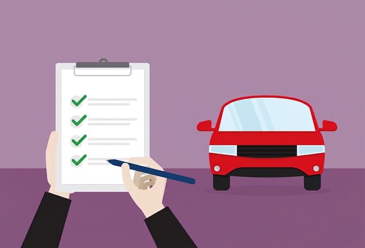 Una checklist accanto a un’auto rossa che rappresenta le diverse dimensioni della qualità dei dati applicate a un’auto