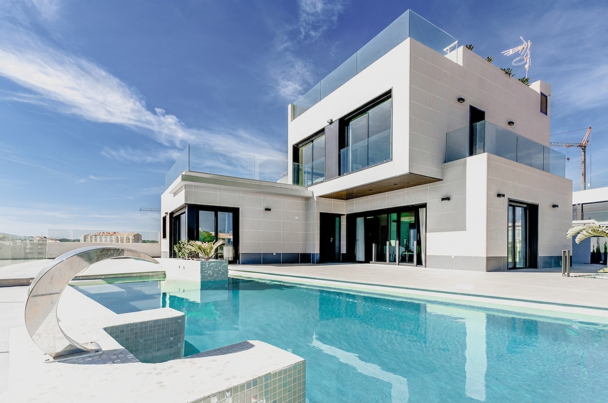 Grande casa con piscina