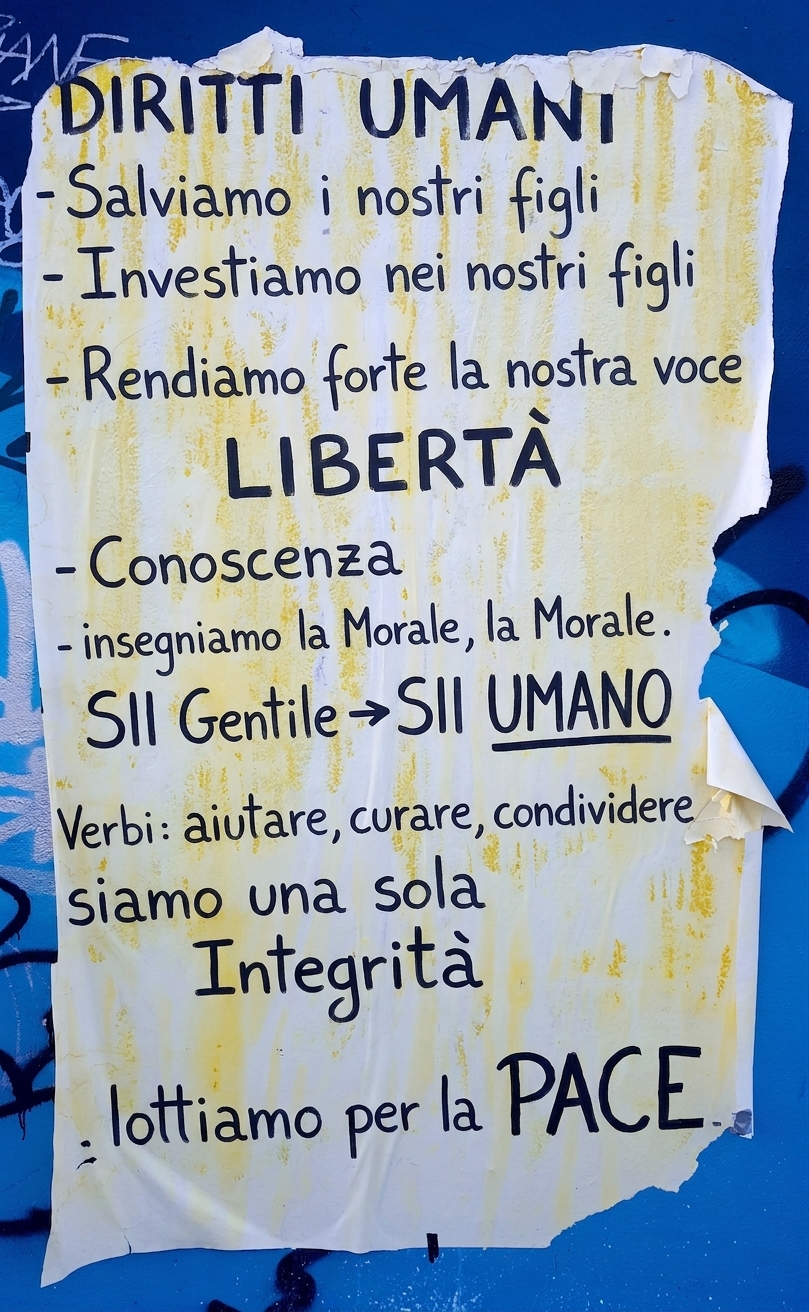 Foto di un poster strappato su una parete con dichiarazioni etiche