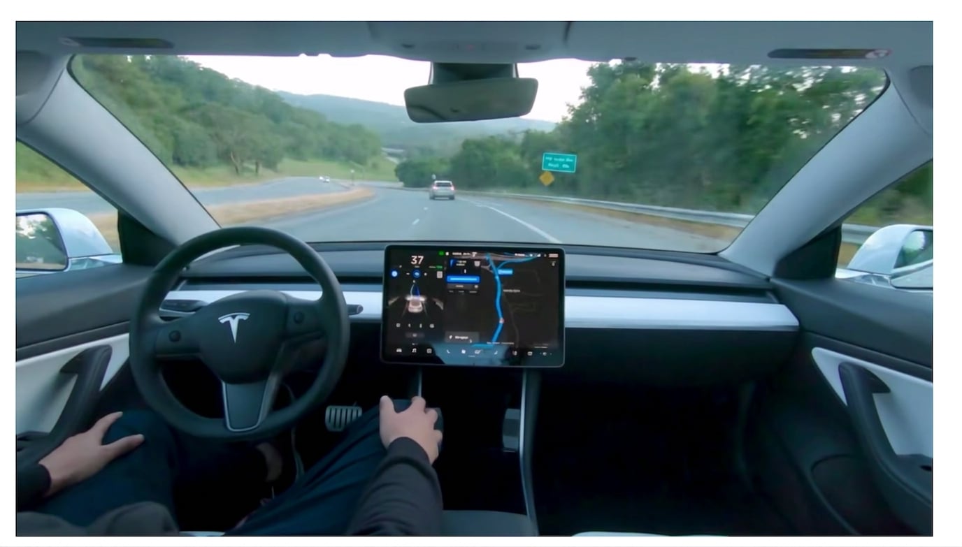 Un’immagine che mostra l’auto a guida autonoma di Tesla.