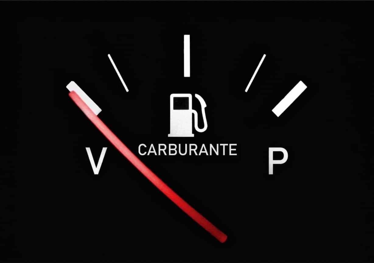 Un indicatore del carburante puntato su vuoto