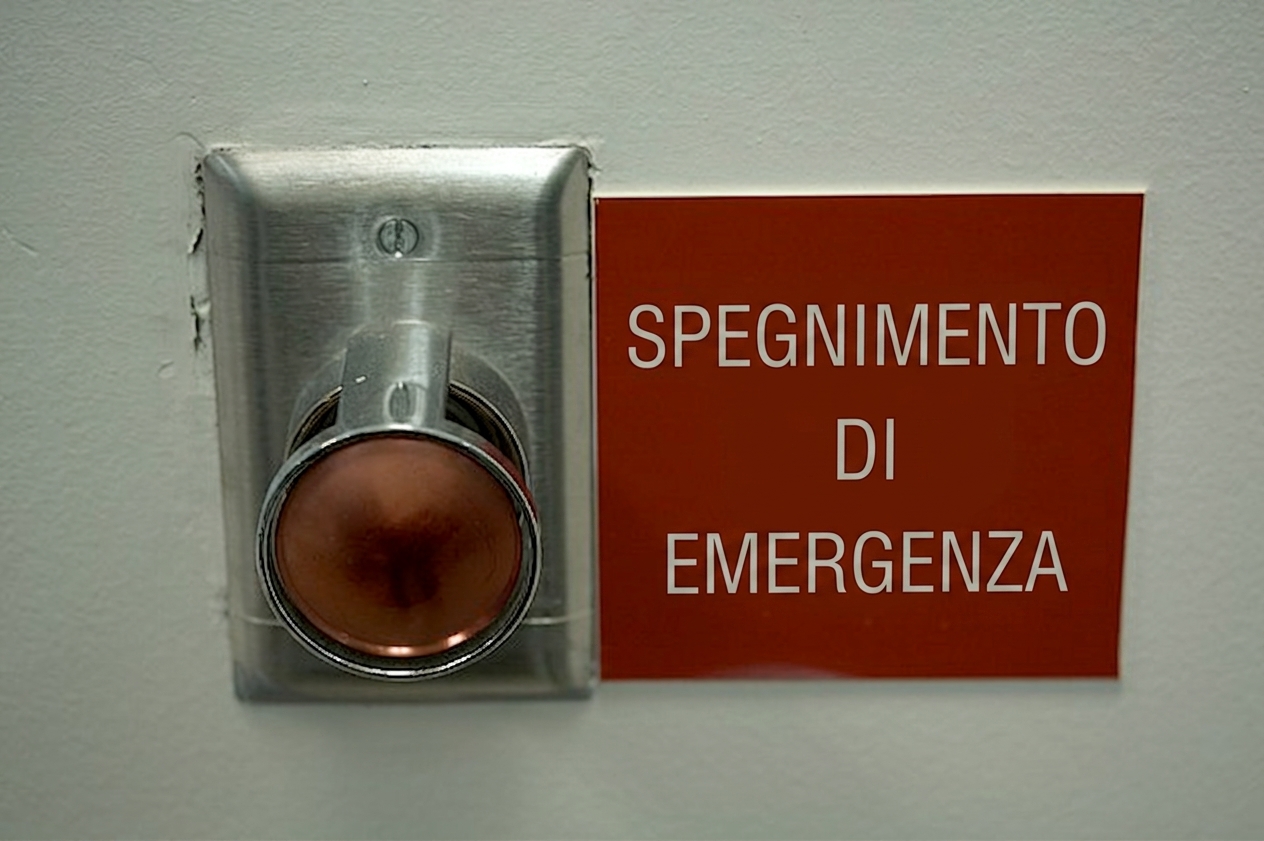 Immagine di un grande pulsante rosso con un cartello "Emergency power off" accanto