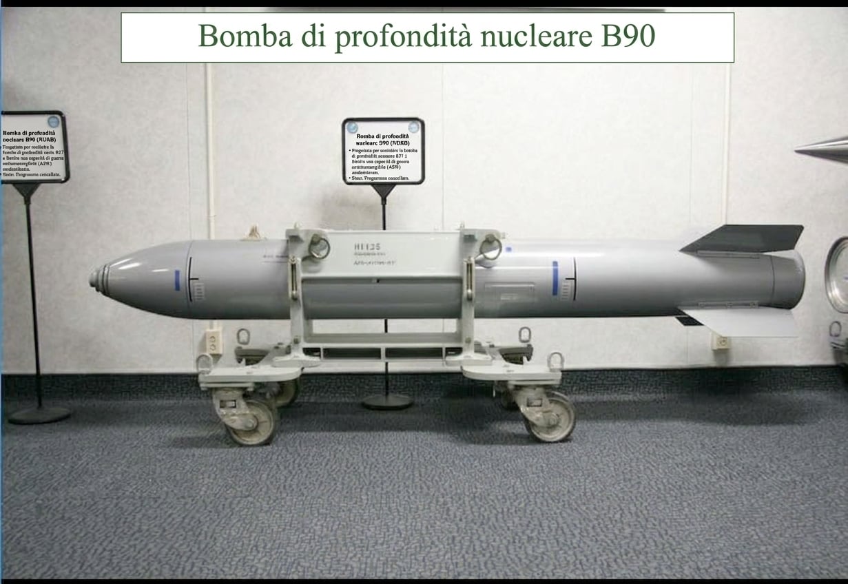 Immagine di una bomba nucleare inesplosa in un museo