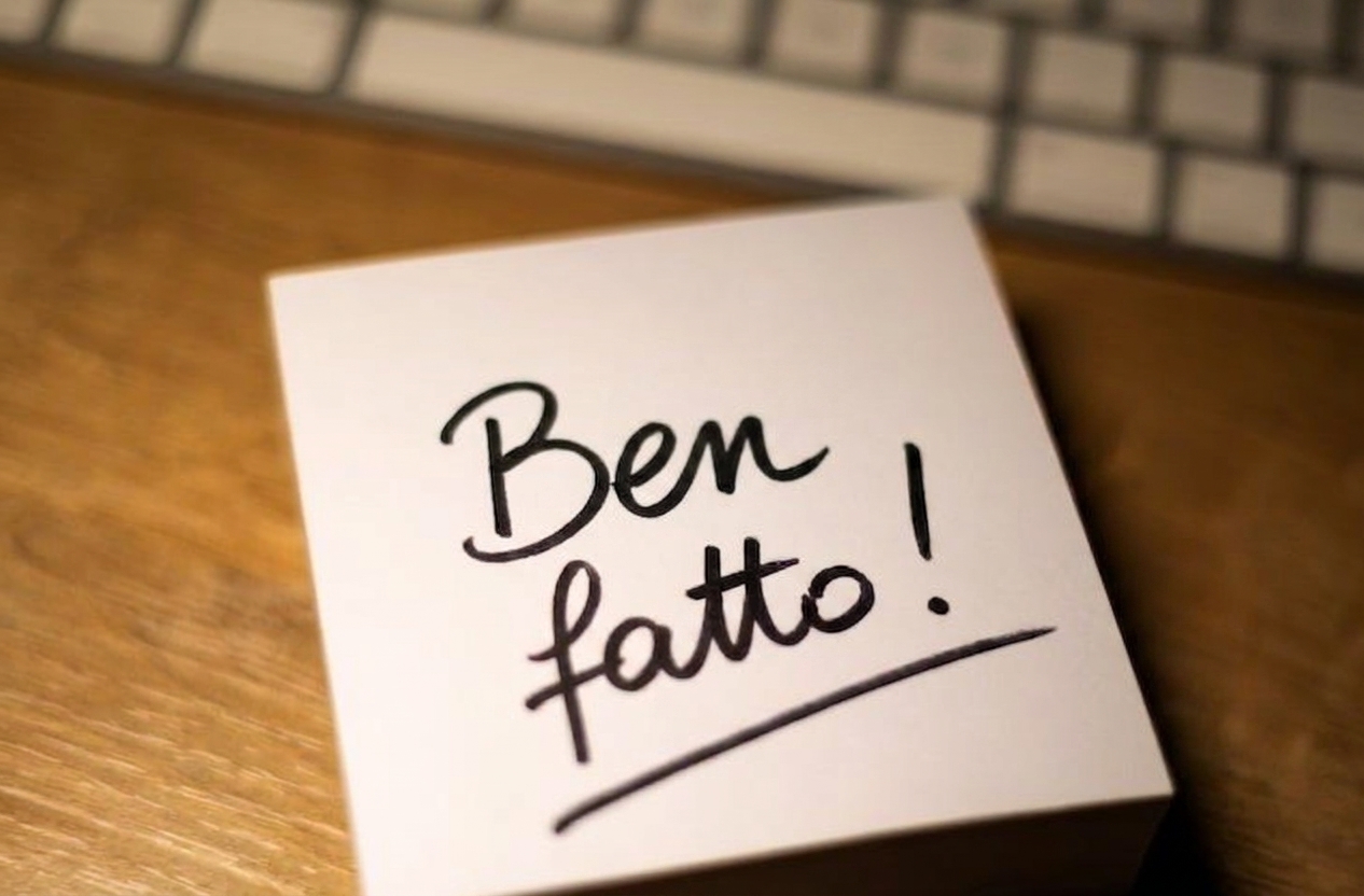 Immagine di un biglietto con la scritta "well done" sul fronte