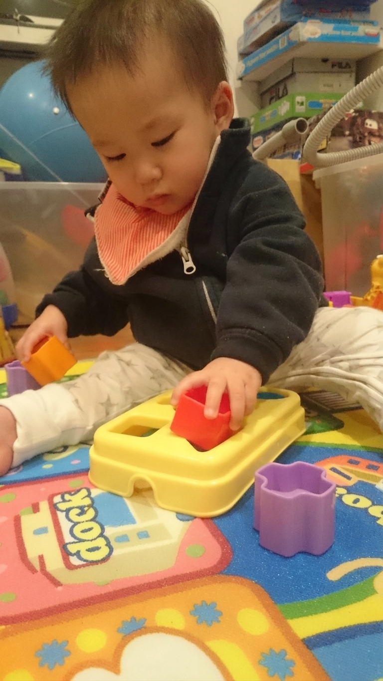 形合わせおもちゃで遊ぶ子ども