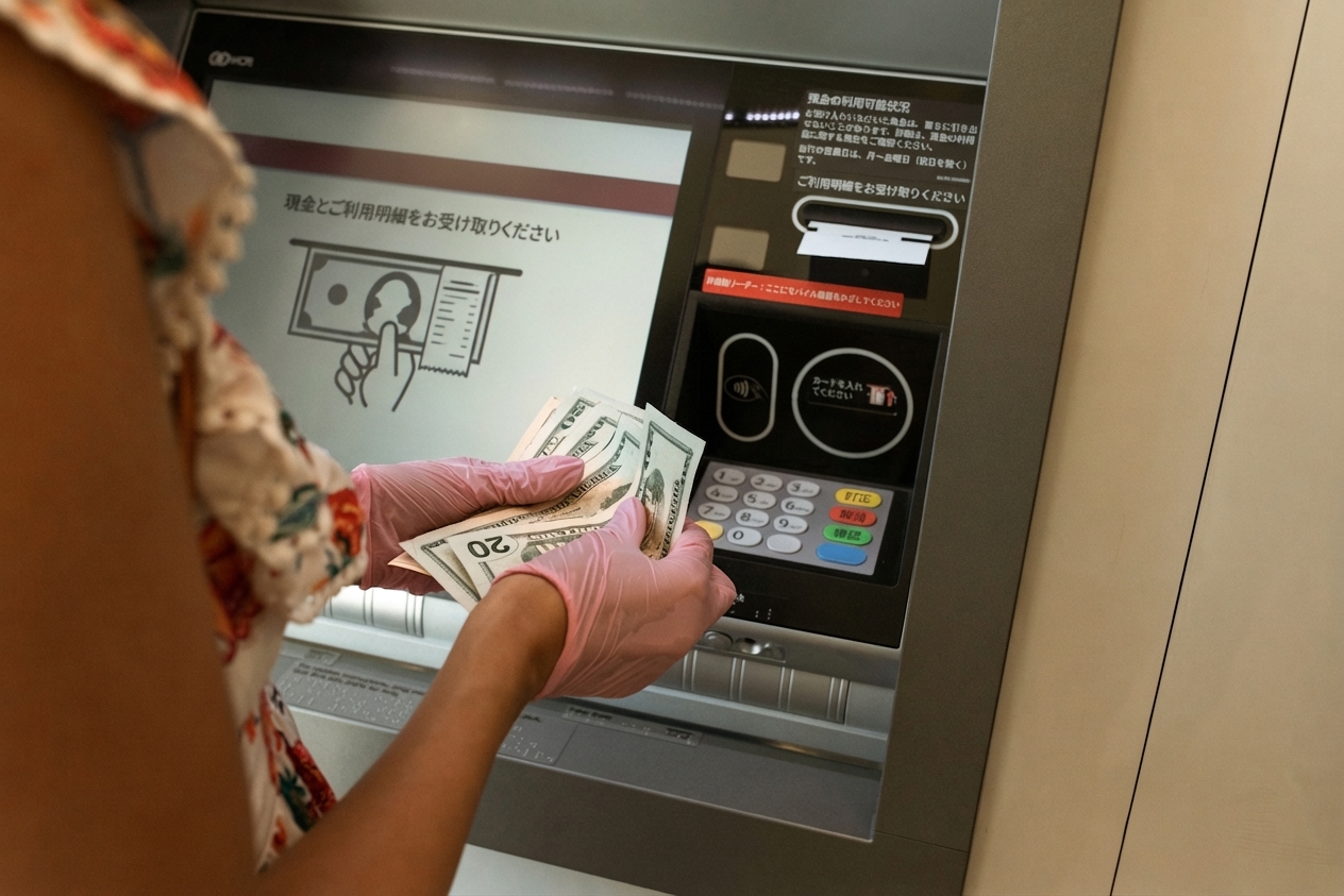 ATM で現金を受け取る人のポートレート