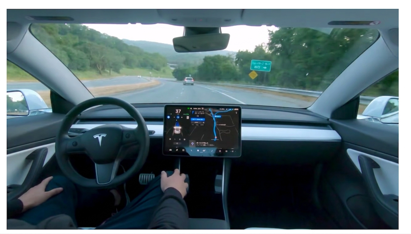 テスラの自動運転を示す画像。