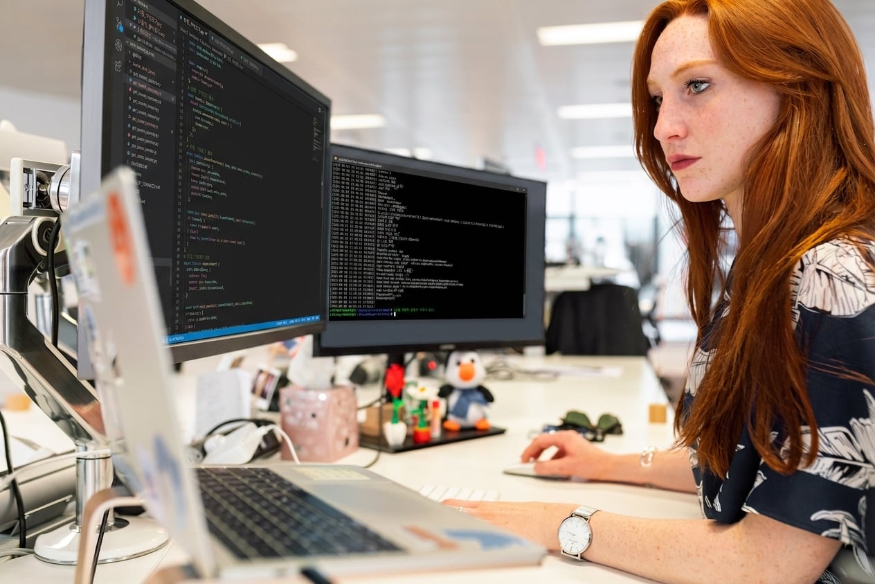 책상에서 프로그래밍하는 여성