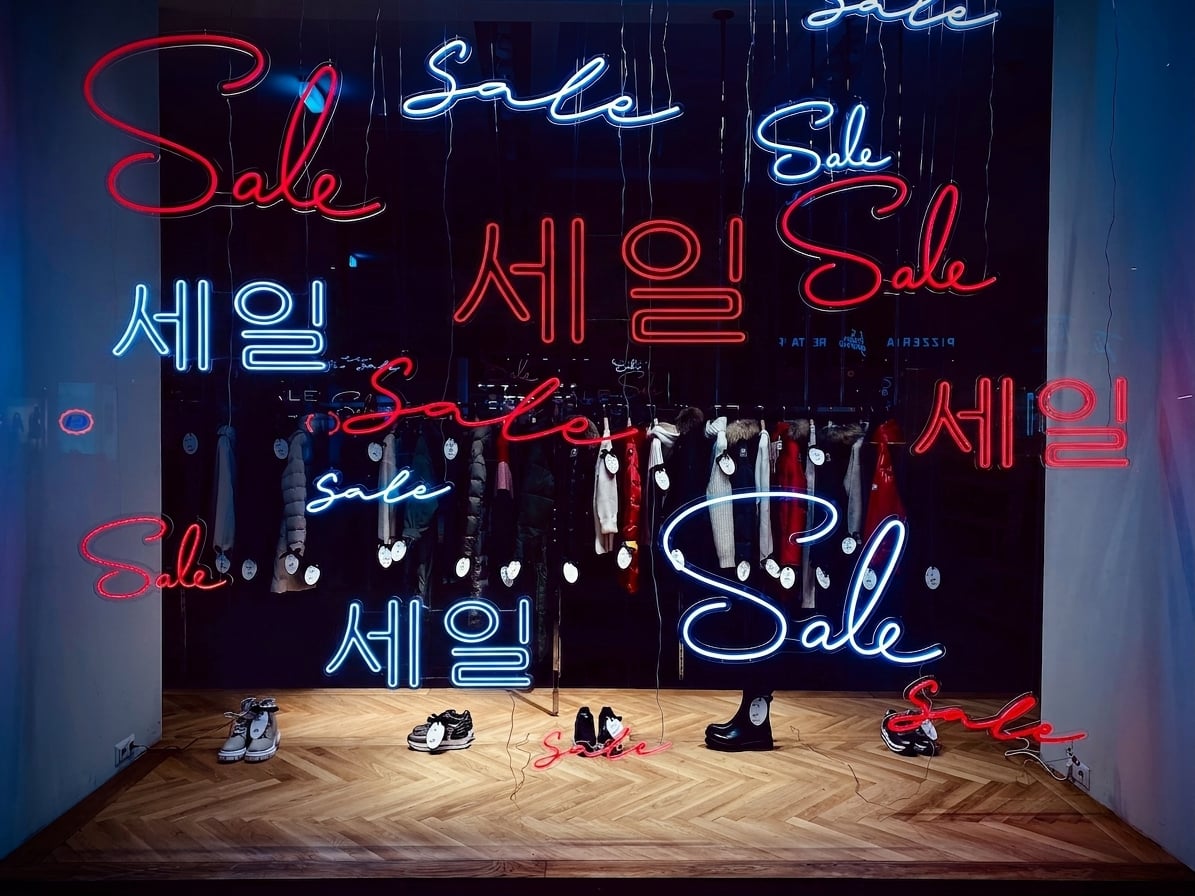SALE 문구가 적힌 매장 진열창