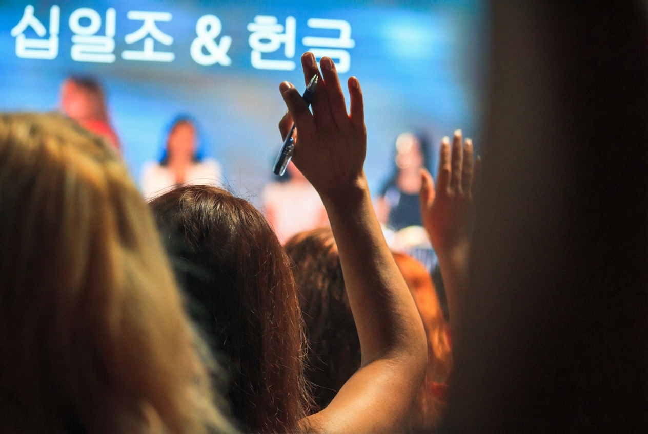 패널에 질문하려고 손드는 청중의 모습