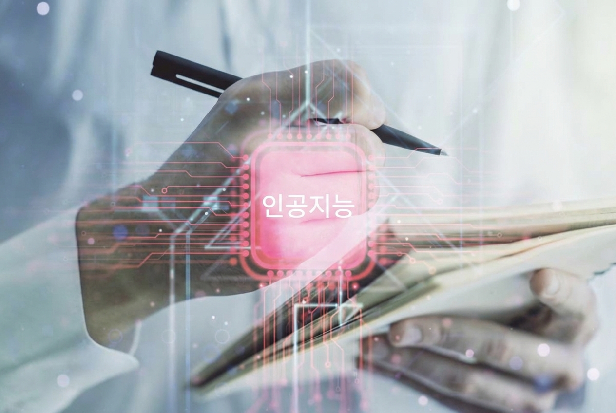 AI를 위한 실행 가능한 프로젝트를 펜과 종이로 기록하는 사람 이미지