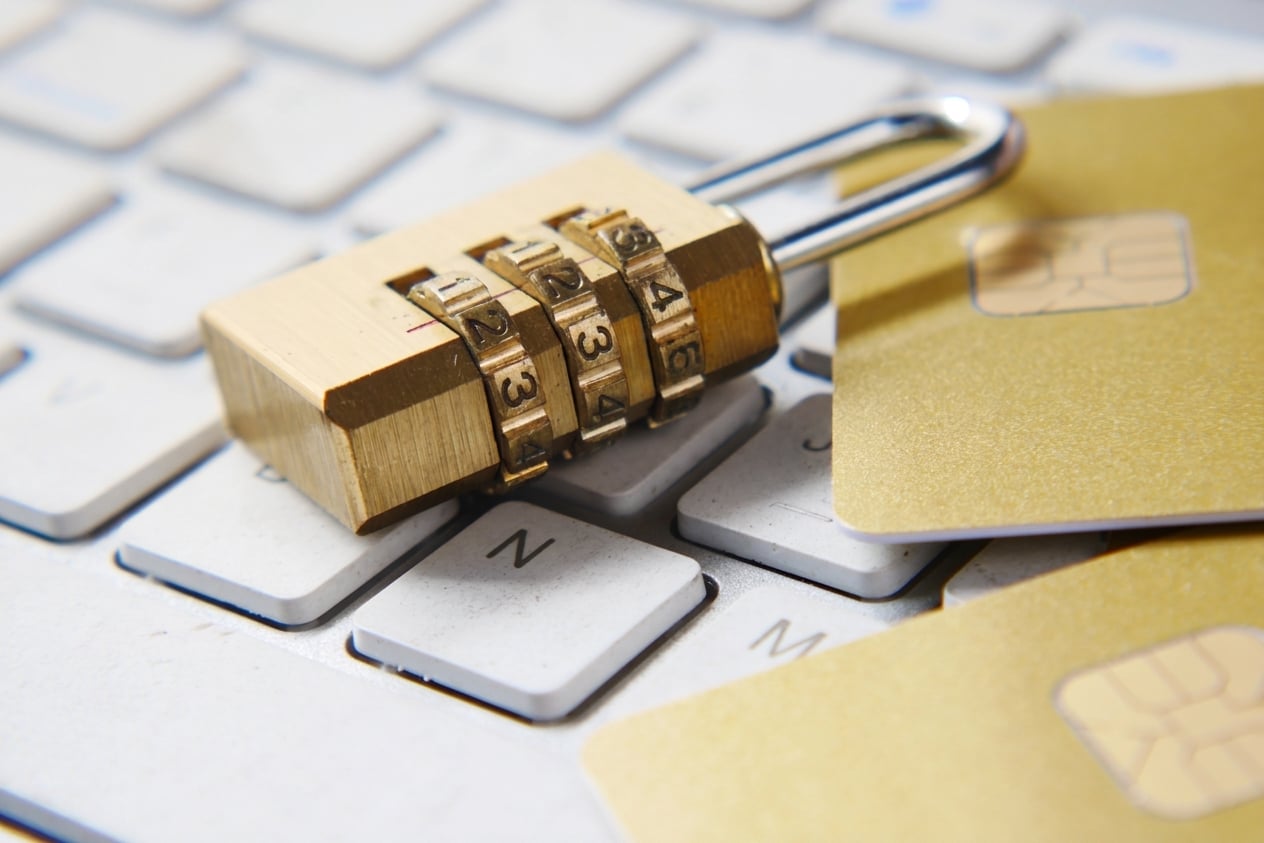 노트북 위의 자물쇠