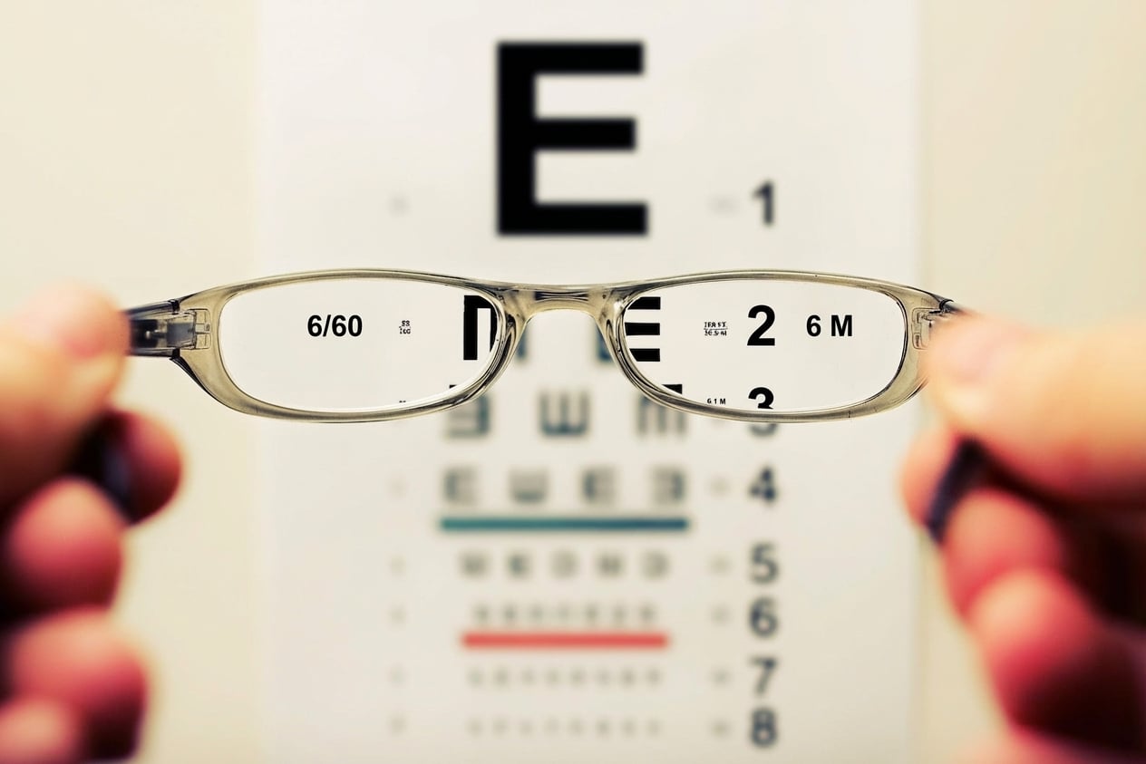 Bril die naar een oogtestkaart kijkt