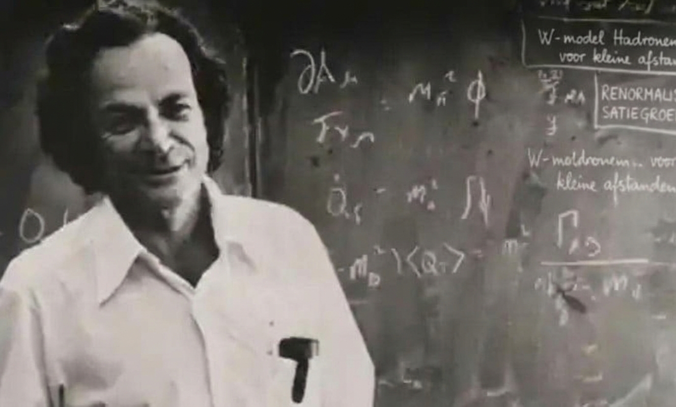 Richard Feynman staat voor een schoolbord met wiskundige vergelijkingen