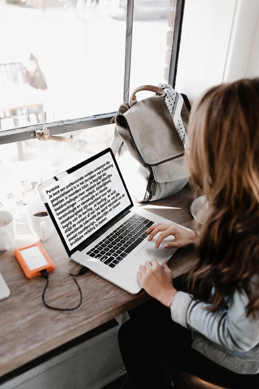 Vrouw die op laptop typt