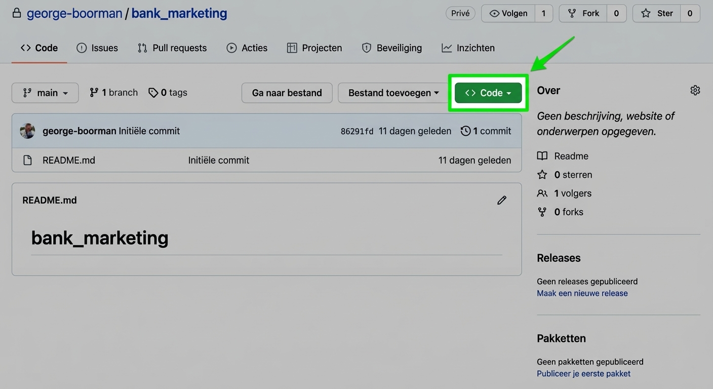 Weergave van de bank‑marketingrepo met een groene cirkel om de knop Code en een pijl ernaar.