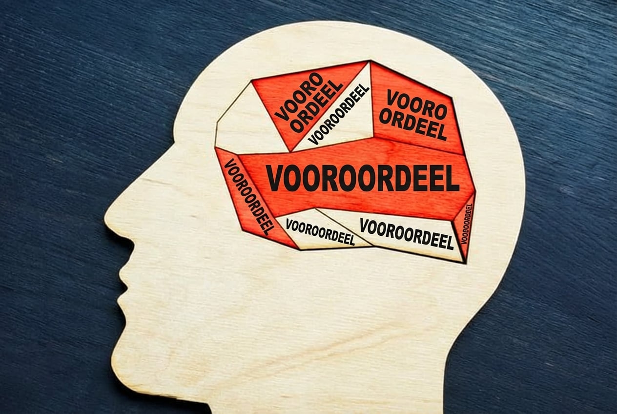 Silhouet van een hoofd met hersengebieden gelabeld met het woord bias