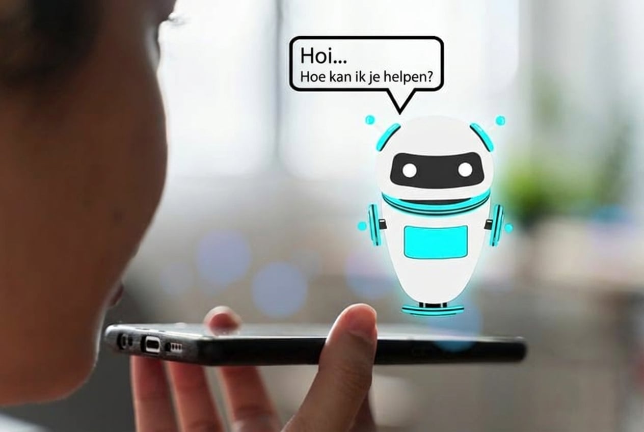 Afbeelding van iemand die in z’n telefoon praat, met een virtuele chatbot erboven die vraagt hoe hij kan helpen
