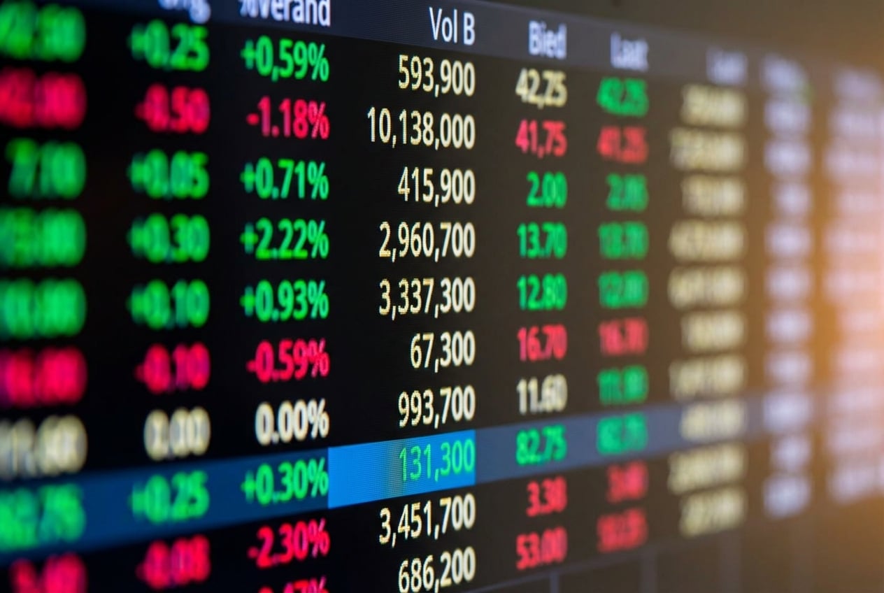 Afbeelding van handelskoersen op een scherm