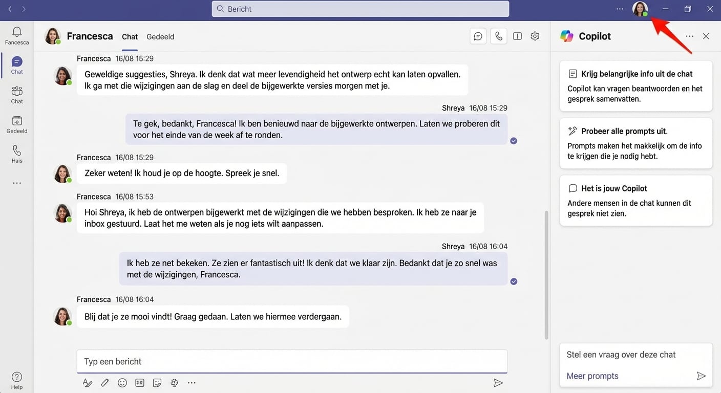 Een screenshot van een Microsoft Teams-chat met een zijchat open om Copilot vragen te stellen. Rode pijl die naar het Copilot-pictogram wijst