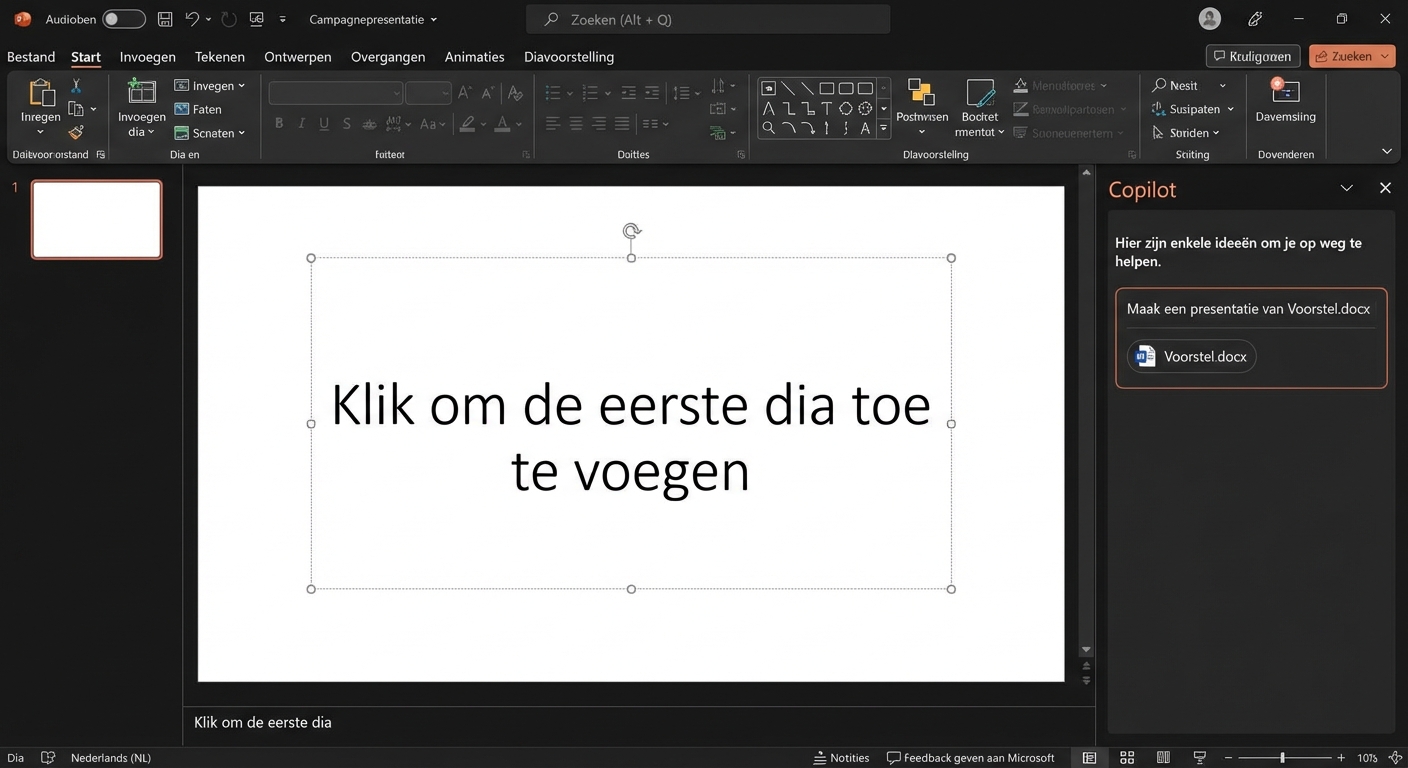 Een screenshot van een leeg PowerPoint-document met de Copilot-chat ernaast.